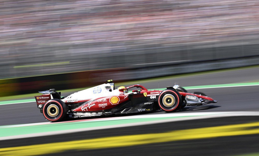 Льюис Хэмилтон за рулем